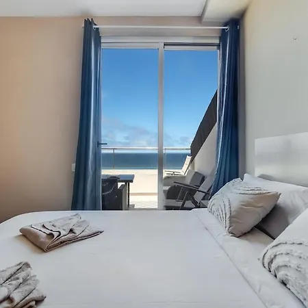 Spacious Two Bedroom With Terrace Right On The Surf Apartamento